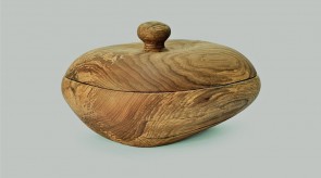 22. Tureen with lid. Elm. 20 x 72 x 53.