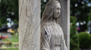 6. Švč. Mergelė Marija. Antkapinis paminklas. Fragmentas.