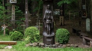 7. Marija su Kūdikiu. Koplytstulpis. Ąžuolas. h 300, skulptūra h 170. 
