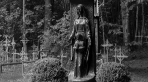 8. Marija su Kūdikiu. Koplytstulpis. Ąžuolas. h 300, skulptūra 170.